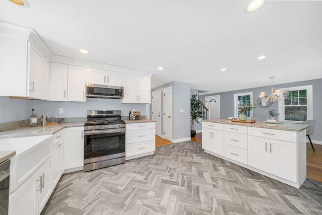 2 Hunter Dr, Newburyport, MA 01950