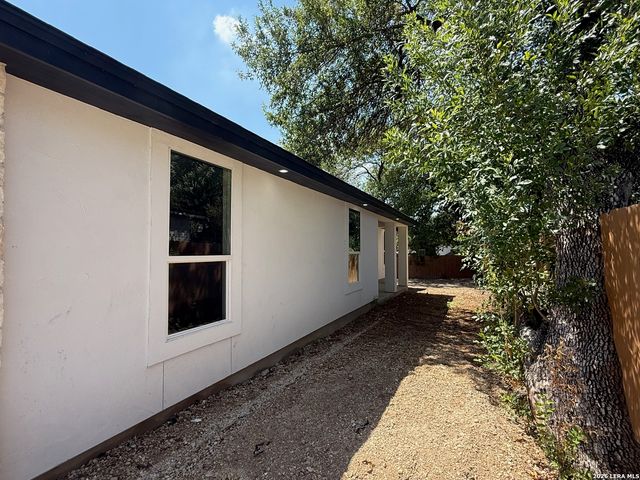 419 N San Ignacio Ave, San Antonio, TX 78228