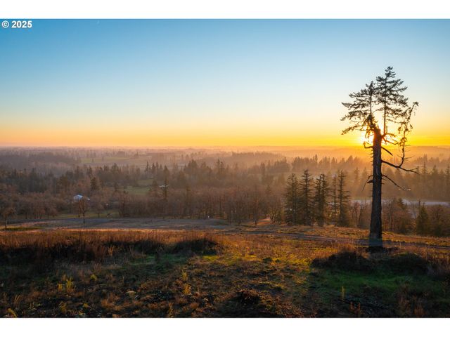 527 Sw HOFFMAN Rd, West Linn, OR 97068
