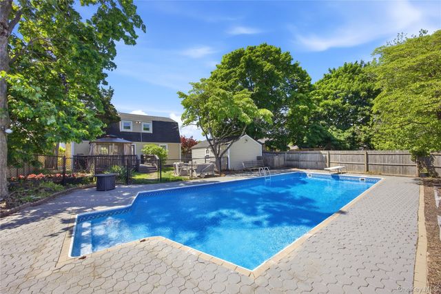25 Parkdale Drive, North Babylon, NY 11703