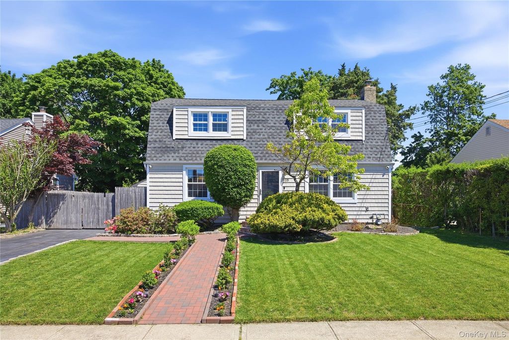 25 Parkdale Drive, North Babylon, NY 11703