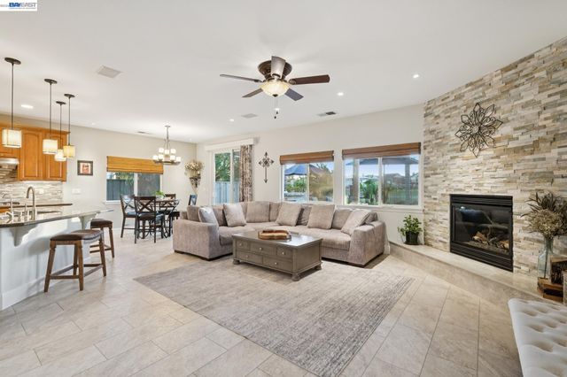 2142 Prestwick Dr, Discovery Bay, CA 94505