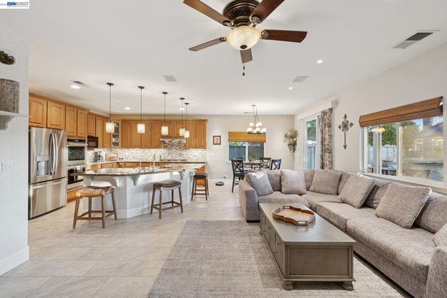 2142 Prestwick Dr, Discovery Bay, CA 94505