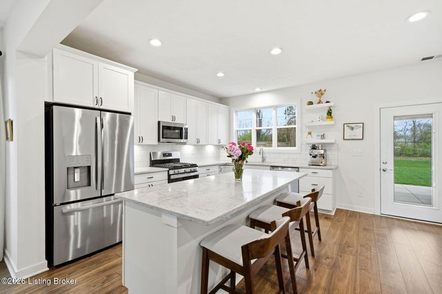 9202 Fox Chase Rd, Louisville, KY 40228