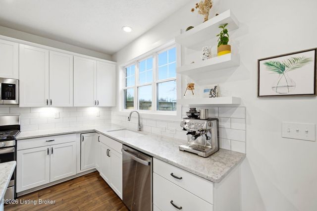 9202 Fox Chase Rd, Louisville, KY 40228