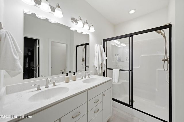 9202 Fox Chase Rd, Louisville, KY 40228