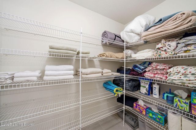 9202 Fox Chase Rd, Louisville, KY 40228