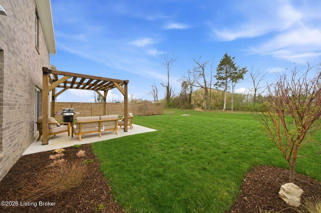 9202 Fox Chase Rd, Louisville, KY 40228