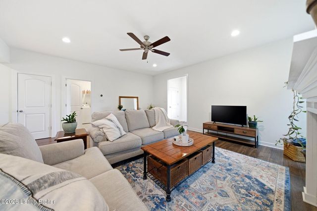 9202 Fox Chase Rd, Louisville, KY 40228