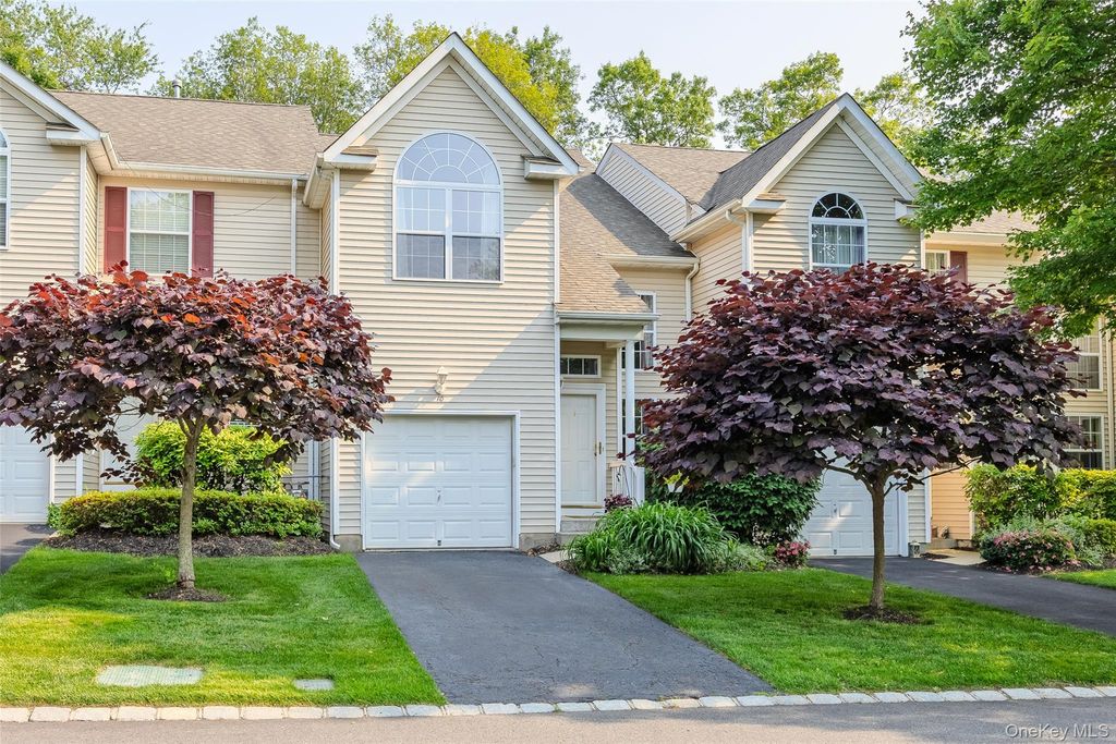 10 Cranberry Circle, Medford, NY 11763