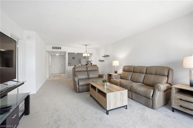 1057 Forest Lakes DR 307, Naples, FL 34105