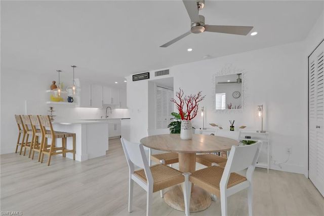 2100 Gulf Shore BLVD N # 113, Naples, FL 34102