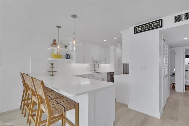 2100 Gulf Shore BLVD N # 113, Naples, FL 34102