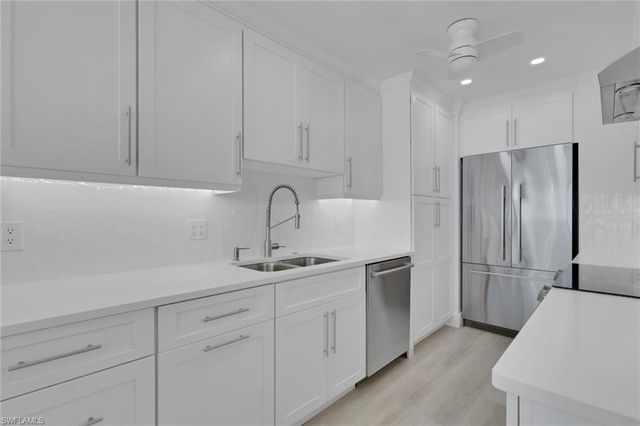 2100 Gulf Shore BLVD N # 113, Naples, FL 34102