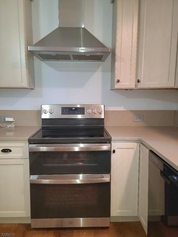 51 Louise Dr, Manville Boro, NJ 08835