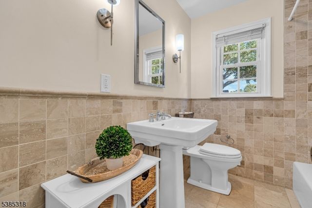 51 Louise Dr, Manville Boro, NJ 08835