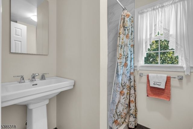 51 Louise Dr, Manville Boro, NJ 08835