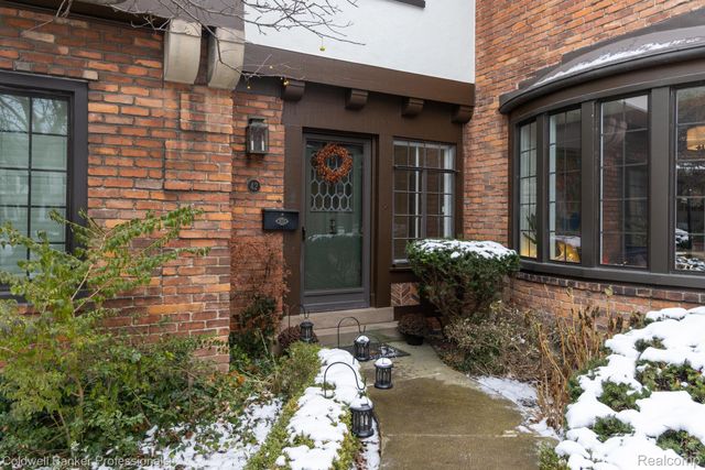 42 Cranford Lane, Grosse Pointe, MI 48230