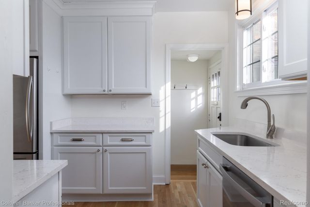 42 Cranford Lane, Grosse Pointe, MI 48230