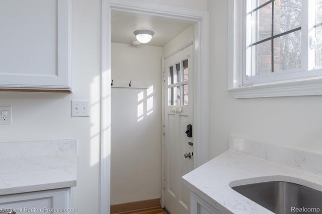 42 Cranford Lane, Grosse Pointe, MI 48230