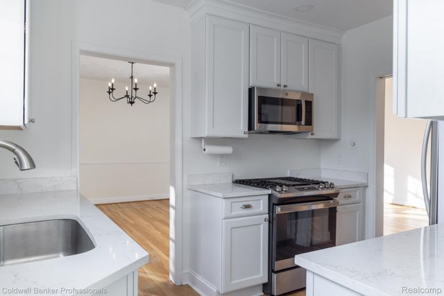 42 Cranford Lane, Grosse Pointe, MI 48230