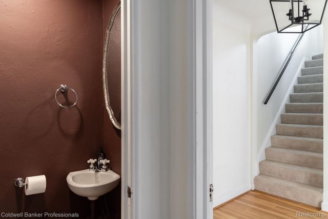 42 Cranford Lane, Grosse Pointe, MI 48230