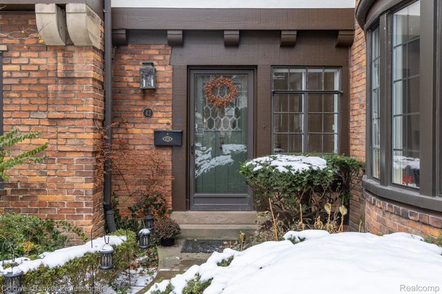 42 Cranford Lane, Grosse Pointe, MI 48230