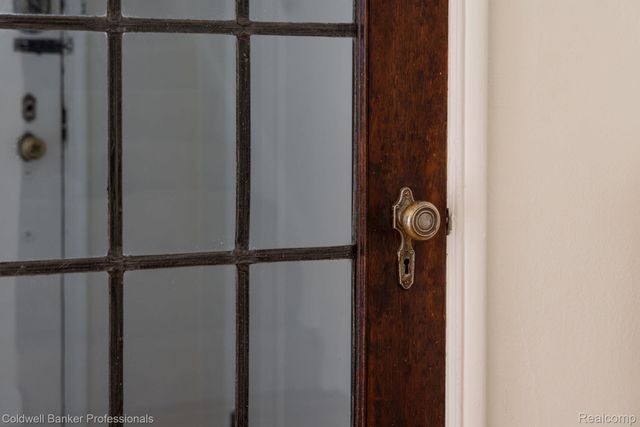 42 Cranford Lane, Grosse Pointe, MI 48230