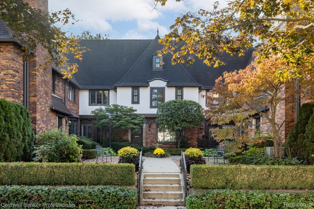 42 Cranford Lane, Grosse Pointe, MI 48230