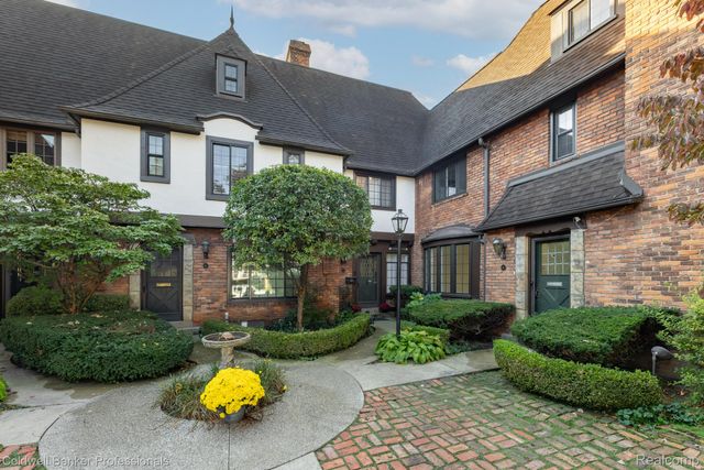 42 Cranford Lane, Grosse Pointe, MI 48230