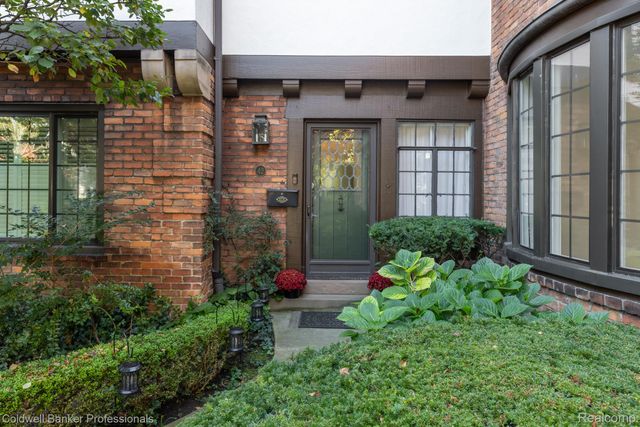 42 Cranford Lane, Grosse Pointe, MI 48230