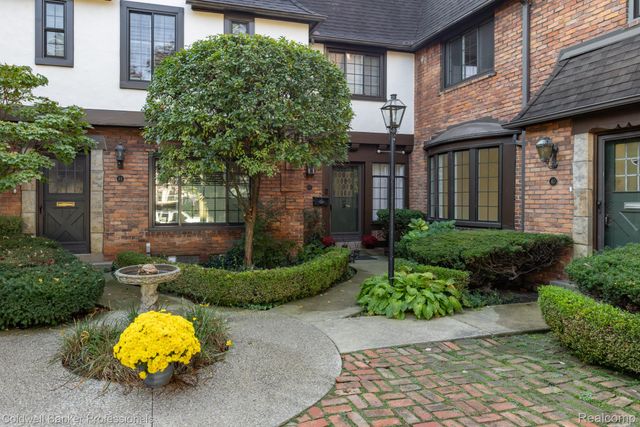 42 Cranford Lane, Grosse Pointe, MI 48230