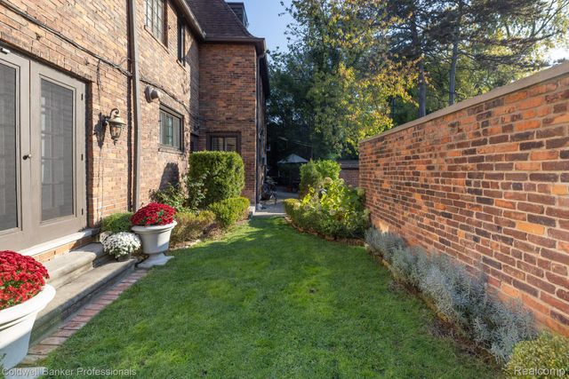 42 Cranford Lane, Grosse Pointe, MI 48230