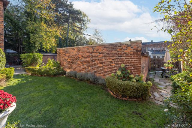 42 Cranford Lane, Grosse Pointe, MI 48230