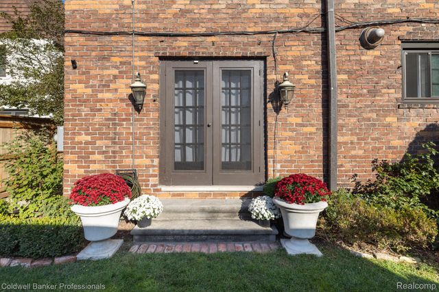 42 Cranford Lane, Grosse Pointe, MI 48230