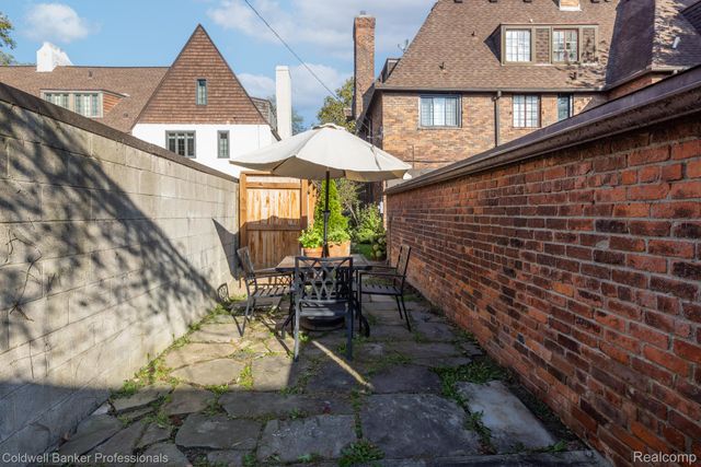 42 Cranford Lane, Grosse Pointe, MI 48230