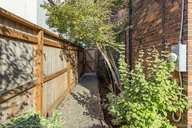 42 Cranford Lane, Grosse Pointe, MI 48230