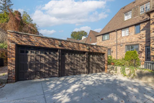 42 Cranford Lane, Grosse Pointe, MI 48230