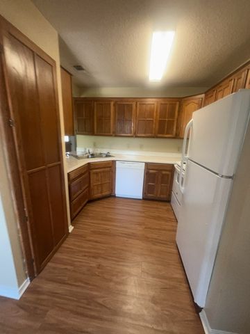 125 NE Johnson Avenue 20, Burleson, TX 76028