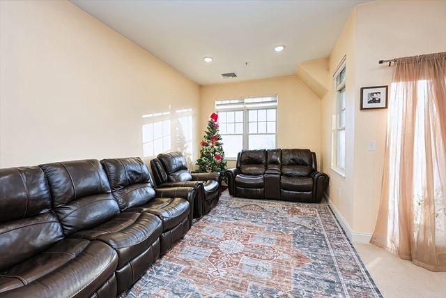 614 Pond St 1411, Braintree, MA 02184