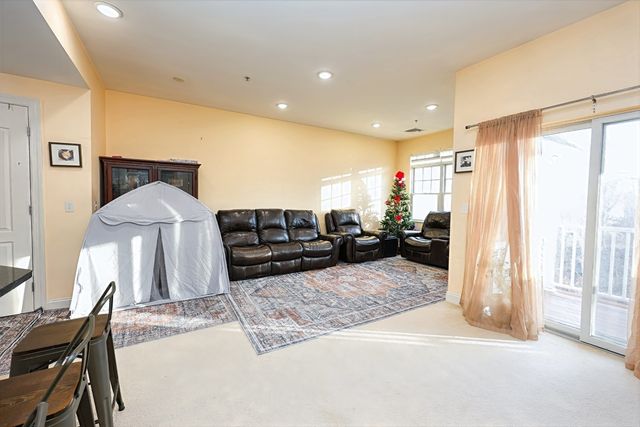 614 Pond St 1411, Braintree, MA 02184