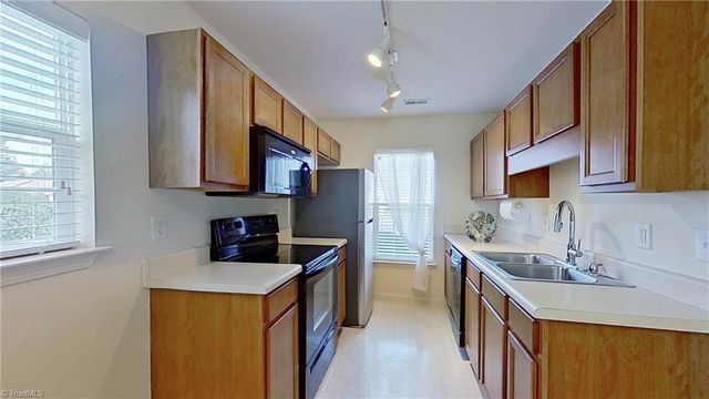 3350 Hyde Place Circle, Winston-salem, NC 27103