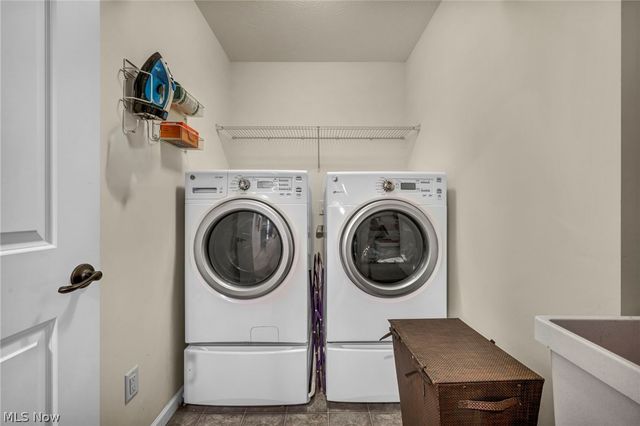 5600 W Longridge Drive, Seven Hills, OH 44131