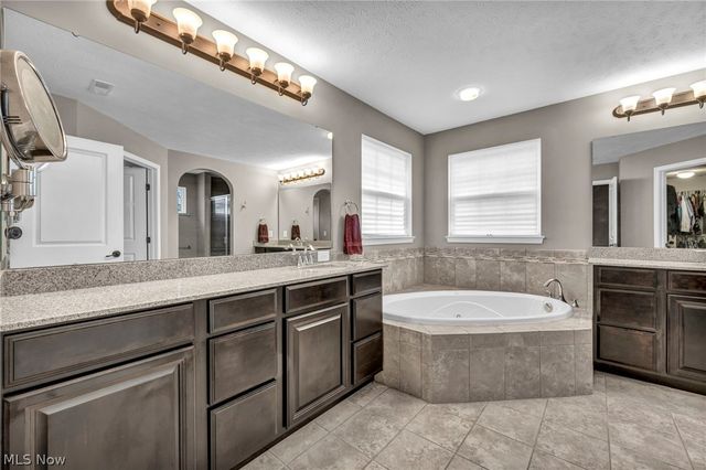 5600 W Longridge Drive, Seven Hills, OH 44131