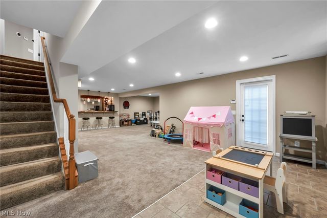 5600 W Longridge Drive, Seven Hills, OH 44131