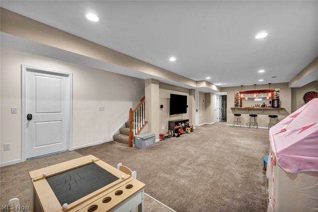 5600 W Longridge Drive, Seven Hills, OH 44131