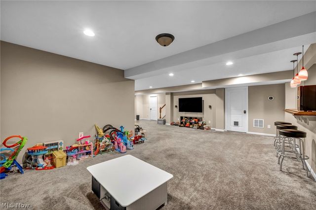 5600 W Longridge Drive, Seven Hills, OH 44131