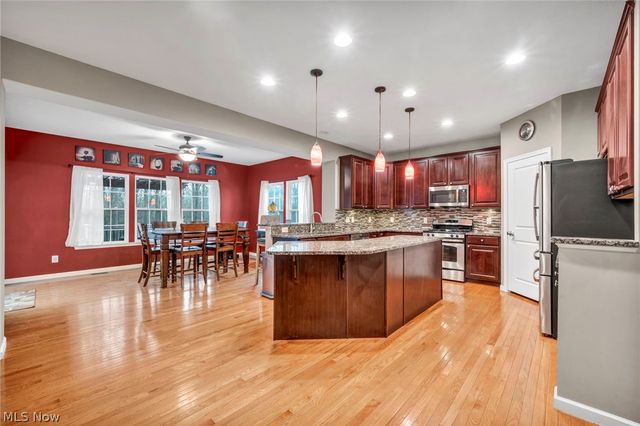 5600 W Longridge Drive, Seven Hills, OH 44131