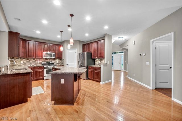 5600 W Longridge Drive, Seven Hills, OH 44131