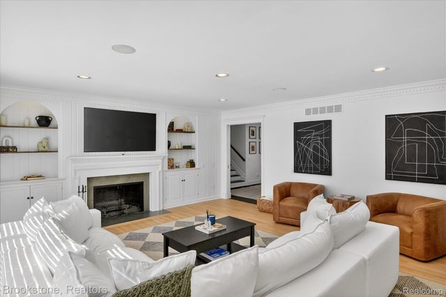 754 N Valley Chase Road, Bloomfield Hills, MI 48304